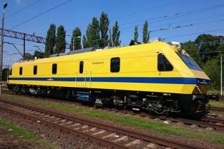 Żółta lokomotywa z niebieskim akcentem