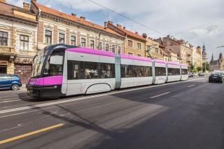 Szary tramwaj z różowymi akcentami